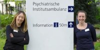 Bieten bei Einsamkeit ein erstes Gespräch in der Psychiatrischen Institutsambulanz des LWL-Universitätsklinikums Bochum an (von links): Ambulanzärztin Dr. Sie-In Lee-Grimm sowie Psychologin Maureen McMonagle. (Bildquelle: LWL)