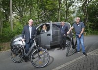 Wo Elektromobilität groß geschrieben wird (v.l.): Bernd Kruse, Stv. Kaufmännischer Direktor, Sarah Präkelt (Einkauf/Wirtschaft/Organisation), Kaufmännischer Direktor Heinz Augustin und Umweltbeauftragter Jörg Hauff. (Bildnachweis: LWL/Wäsche)