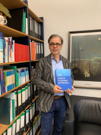 Prof. Dr. Stephan Herpertz, Direktor der LWL-Universitätsklinik für Psychosomatische Medizin und Psychotherapie, mit dem neu aufgelegten Handbuch Essstörungen und Adipositas. (Bildquelle: LWL)