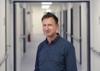 Prof. Dr. Martin Diers, LWL-Universitätsklinik für Psychosomatische Medizin und Psychotherapie der Ruhr-Universität Bochum, betreibt Grundlagenforschung zu psychosomatischen Erkrankungen wie Essstörungen. (Bild: LWL/Wäsche)
