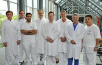 Gruppenbild (v.l.): Prof. Dr. Jan Gummert, Direktor der Klinik für Thorax- und Kardiovaskularchirurgie, VAD-Koordinator Volker Lauenroth, Mohammad Al-Hawari (King Faisal Hospital), Dr. Eugen Sandica, Direktor des Zentrums für Angeborene Herzfehler im HDZ NRW, Oberarzt Dr. Michiel Morshuis (Herzchirurg), Dr. Elias Juan Saad (King Faisal Hospital), Oberarzt PD Dr. Nikolaus Haas (Kinderkardiologe) und Benito Romero Male (King Faisal Hospital) (Foto: Armin Kühn).