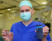 PD Dr. Georg Nölker, Kardiologe und Leiter der Elektrophysiologie, hat das weltweit erste Smartphone-kompatible Mini-Überwachungssystem am 6. April 2017 erfolgreich implantiert (Foto Armin Kühn).