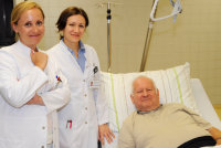 Manfred Voigt (81) kann wieder lachen. Mit Fischhaut-Matrix haben die Oberärztinnen Dr. Tania-Cristina Costea (r.) und Dr. Katharina Kuczewski (l.) die chronische Wunde an seinem Fuß erfolgreich behandelt (Foto Anna Reiss).
