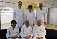 Ein Team aus sechs Herzspezialisten stellt die Versorgung von Erwachsenen mit angeborenen Herzfehlern im Herz- und Diabeteszentrum NRW, Bad Oeynhausen, sicher: Die Klinikdirektoren Dr. Eugen Sandica (2.v.l.), Prof. Dr. Dieter Horstkotte (Mitte, vorne) und Prof. Dr. Deniz Kececioglu (r., vorne) mit ihren Oberärzten (v.l.) Dr. Smita Scholtz, Dr. Susanne Urban und Dr. Werner Scholtz (Foto Anna Reiss).