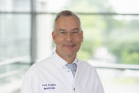 Prof. Dr. Cornelius Knabbe, Direktor des Instituts für Laboratoriums- und Transfusionsmedizin am Herz- und Diabeteszentrum NRW in Bad Oeynhausen (Foto Peter Hübbe).
