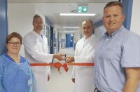 Eröffnung: Nach achtmonatiger Umbauzeit nehmen (v.l.) die Intensivpflege-Leiterin Nicole Schmidtpott, die Klinik-Direktoren Prof. Dr. Stephan Schubert und Prof. Univ. Dr. Eugen Sandica und der Technische Leiter Marc Lohmeier die neue Kinderintensivstation im HDZ NRW in Betrieb (Foto Kerstin Klughardt).