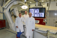 Bieten die in Deutschland derzeit strahlungsärmste verfügbare Technik im Kinderherzkatheterlabor an: (v.l. PD Dr. Nikolaus Haas, Dr. Eugen Sandica und Prof. Dr. Deniz Kececioglu vom Kinderherzzentrum und Zentrum für angeborene Herzfehler des Herz- und Diabeteszentrums NRW, Bad Oeynhausen (Foto Armin Kühn).