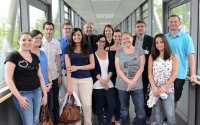 Herzlichen Glückwunsch an die Spanier und Dank an die deutschen Kolleginnen und Kollegen (v.l.n.r.): Inmaculada Moreno, Nicole Gambus, Miguel Puya Moreno, Pflegedienstleitung Martin König, Azahara Lopez, stellv. Geschäftsführer Thomas Fehnker, Noa Gonzales, Beate Kuschel, Margarethe Rzyttki, Cristina Lamaza, Personalleiter Thomas Klappauf, Anita Sarvi und Denis Beyer (Foto Armin Kühn).