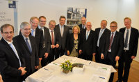 Im Beisein von Svenja Schulze (Mitte, Ministerin für Innovation, Wissenschaft und Forschung des Landes NRW), Prof. Dr. Albrecht Bufe (5.v.r., Dekan der Medizinischen Fakultät der RUB), Prof. Dr. Elmar W. Weiler (4.v.r., Rektor der RUB) unterzeichneten die Vertreter folgender Universitätskliniken den neuen Kooperationsvertrag: Ass. Jur.Johannes Schmitz (Geschäftsführer Berufsgenossenschaftliches Universitätsklinikum Bergmannsheil GmbH), Dipl.-Kfm. Hans-Peter Jochum (Universitätsklinikum Knappschaftskrankenhaus Bochum GmbH), Theo Freitag (Geschäftsführer St. Elisabeth Gruppe GmbH Katholische Kliniken Rhein Ruhr), PD Dr. Christoph Hanefeld (ärztl. Geschäftsführer St. Josef- und Elisabeth-Hospital gGmbH), Dipl.-Oec. Franz-Rainer Kellerhoff (kaufm. Geschäftsführer St. Josef- und Elisabeth-Hospital gGmbH), PD Dr. Meinolf Noeker (Krankenhausdezernent Landschaftsverband Westfalen-Lippe), Thomas Fehnker (stv. Geschäftsführer Herz- und Diabeteszentrum NRW, Bad Oeynhausen), Dr. Olaf Bornemeier (Vorstandsvorsitzender Mühlenkreiskliniken AöR) und Martin Eversmeyer (Vorstand Klinikum Herford AöR) (Foto Anna Reiss).