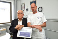 Jahrestreffen: Serafettin Atilmis (l., 72) hat im Oktober 1991 ein neues Herz erhalten. Sein Betreuer damals und heute: Jürgen Brakhage (r.), Transplantationsberater im Herz- und Diabeteszentrum NRW, Bad Oeynhausen (Foto: HDZ NRW).