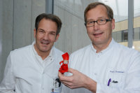 Prof. Dr. Jan Gummert (r.) und Prof. Dr. Stephan Ensminger mit dem lebensrettenden Silikonmodell (Foto Armin Kühn).
