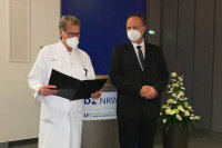 Überreichen der Antrittsurkunde: Prof. Dr. Jan Gummert (l.) und Privatdozent Dr. Uwe Fuchs. (Foto HDZ NRW