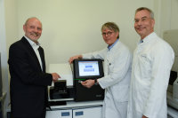 Titularprof. Dr. Otto Foit, Prof. Dr. Hendrik Milting und Prof. Dr. Cornelius Knabbe mit dem neuen DNA-Sequenziergerät im Zentrum für klinische Forschung und Entwicklung des Herz- und Diabeteszentrum NRW, Bad Oeynhausen (Foto Armin Kühn).