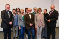 Filmproduktion in eigener Sache: Thomas Fehnker (r.), stellv. Geschäftsführer des HDZ NRW, gratuliert (v.l.) Dr. Arnd May, Gesine Prothmann, Angelika Niggemann, Astrid Heitling, Karin Wiedorn, Theo Knepper, Jörg Plassmeier, Antje Freitag und Annette Fihlon zum gelungenen Projekt (Foto Armin Kühn).