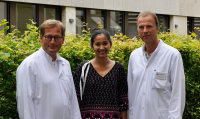 Herzklappe erfolgreich repariert: (v.l.) Prof. Dr. Jan Gummert, Daniele Fernandes dos Santos, Oberarzt Dr. André Renner (Foto Kerstin Konze).