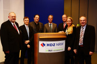 Im Hörsaal: Prof. Dr. med. Wolfgang Burchert (HDZ), Prof. Dr. med. Frank Bengel (Hannover), Prof. Dr. med. Michael Schäfers (Münster), Prof. Dr. med. Jörg Kotzerke (Dresden), Prof. Dr. rer. nat. Tobias Ludwig Ross (Hannover), Dr. Karin Overlack (HDZ), Prof. Dr. rer. nat. Geerd J. Meyer (Hannover) (Foto Armin Kühn).