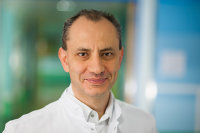 Erfahrener Spezialist für Kinderherzen: Prof. Univ. Dr. Eugen Sandica, Direktor der Klinik für Kinderherzchirurgie und Chirurgie angeborener Herzfehler am HDZ NRW, Bad Oeynhausen. (Foto: Peter Hübbe)