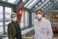 HDZ-Geschäftsführerin Dr. Karin Overlack gratuliert Privatdozent Dr. Florian Willecke zum erfolgreichen Abschluss seiner Habilitation. (Foto Miriam Görmann)