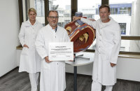 Erfolgreiche Re-Akkreditierung: (v.L.) Prof. Dr. Vera von Dossow, Direktorin des Instituts für Anästhesiologie und Schmerztherapie am Herz- und Diabeteszentrum NRW (HDZ NRW), Bad Oeynhausen, Prof. Dr. Andreas Koster (Stellv. leitender Oberarzt) und Oberarzt Ninos George.