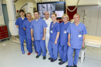Teamarbeit im Kinderherzkatheterlabor: (v.l.n.r.) Christian Olariu, PD Dr. Nikolaus Haas, Prof. Dr. Daniel de Wolf, Prof. Dr. Deniz Kececioglu, Imke Tiemann, Andrea Reckzeh-Halbert, Claudia Sander (Foto Armin Kühn).