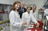 Diagnostik am sogenannten Therocycler: Förderer H. W. Symnick (2.v.l.) mit Esther Gruber (l.), Dr. Bianca Werner und Forschungsleiter Dr. Martin Farr (Foto Armin Kühn).