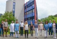 Erfolgreiche Zertifizierung: Das IFAT Team mit (v.l.) Katrin Blase, Waldemar Winter, Dr. Daniel Dumitrescu, Daniela Röfe, Otto Wagner, Caroline Zwiefka, Katrin Holthusen, Sabine Schöttker, Manuela Steinberg, Sabine Squarra, Andre Lühr, Iris Schellhase. Nicht im Bild: Mustapha El Hamriti, Dr. Denise Guckel, Marie Doolmann (Foto: Marcel Mompour).