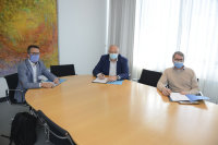 Bastian Flohr, Thomas Fehnker und Roland von der Mühlen während der Vertragsunterzeichnung (Foto: Marcel Mompour).
