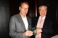 Prof. Dr. Jan Gummert (l.) nimmt den Meilenstein-Preis als weltweit größtes Kunstherz-Zentrum von Michael Garippa, Geschäftsführer des CardioWest-Herstellers SynCardia entgegen (Foto HDZ NRW).