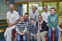Glücklich: Thomas und Doris Rojer mit ihren Söhnen (v.l.) Marlon (9), Tobias (6) und Simon (7) danken den Spezialisten im Zentrum für angeborene Herzfehler: (v.l.) Prof. Dr. Deniz Kececioglu, Dr. Ute Blanz und Dr. Eugen Sandica (Foto Armin Kühn).