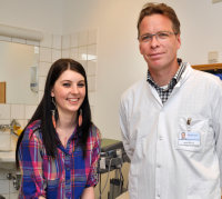 Simone Georgopoulos (21) und Dr. Michiel Morshuis, herzchirurgischer Oberarzt im HDZ NRW (Foto Armin Kühn).