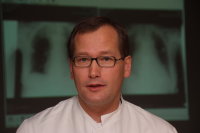 Prof. Dr. Jan Gummert leitet seit 2009 die größte herzchirurgische Klinik Deutschlands im Herz- und Diabeteszentrum NRW, Bad Oeynhausen (Foto Armin Kühn).