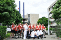 Am Ziel: Gut gelaunt trafen die Radfahrer pro Organspende am Herz- und Diabeteszentrum NRW ein. Prof. Dr. Deniz Kececioglu, Jens Schipper, René Brünn und Dr. André Renner (Mitte v.l.n.r. ) gratulierten mit einer Finisher-Urkunde (Foto Kerstin Konze).