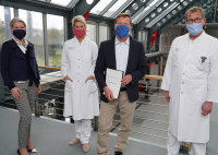 Gratulation zur Ernennung: (v.l.) Dr. Karin Overlack, Geschäftsführerin des HDZ NRW, Prof. Dr. Vera von Dossow, Institutsdirektorin der Anästhesiologie und Schmerztherapie, Prof. Dr. Andreas Koster und Prof. Dr. Jan Gummert, Ärztlicher Direktor des HDZ NRW (Foto Anna Reiss).