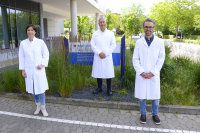 Haben das Blut von mehr als 3.000 Blutspendern in drei Bundesländern auf Antikörper gegen das SARS-CoV-2-Virus untersucht: Prof. Dr. Cornelius Knabbe (Mitte), PD Dr. rer. nat. Tanja Vollmer und Dr. rer. nat. Bastian Fischer, Institut für Laboratoriums- und Transfusionsmedizin am HDZ NRW, Bad Oeynhausen (Foto Marcel Mompour).