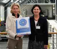 Hervorragende Hygiene: Dr. Karin Overlack (l.) und Dr. Claudia Christine Freytag präsentieren die Urkunde zur Auszeichnung des Herz- und Diabeteszentrum NRW (Foto Kerstin Konze).