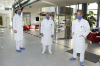 Herzspezialisten am sicheren Ort: (v.l.) Prof. Dr. Volker Rudolph, Prof. Dr. Jan Gummert und Prof. Dr. Philipp Sommer gehen mit gutem Beispiel voran und tragen nicht nur im Herzkatheterlabor und im OP, sondern im gesamten Klinikum tagsüber Mundschutzmasken. Foto: Marcel Mompour