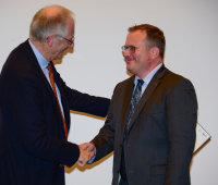 Privatdozent Dr. Kai Thorsten Laser (r.) nimmt Urkunde und Glückwünsche von Prof. Dr. Albrecht Bufe, Dekan der Medizinischen Fakultät der Ruhr-Universität Bochum, entgegen (Foto Armin Kühn).