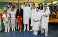 Gäste aus Siebenbürgen: HDZ-Geschäftsführerin Dr. Karin Overlack und Chefarzt Dr. Eugen Sandica (Mitte) begrüßen die Delegation aus Rumänien im Bad Oeynhausener Kinderherzzentrum (Foto Armin Kühn).