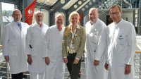 Die Besten: Geschäftsführerin Dr. Karin Overlack (Mitte) gratuliert fünf HDZ-Spezialisten zu ihrer Auszeichnung: (v.l.) Dr. Johannes Steinhard, Dr. Siegfried Eckert, Prof. Dr. Dieter Horstkotte, Dr. Karin Overlack, Prof. Dr. Dr.h.c. Diethelm Tschöpe, Prof. Dr. Jan Gummert (Foto Armin Kühn).