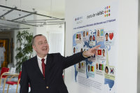 Im Herz- und Diabeteszentrum NRW arbeiten über 2000 Mitarbeiterinnen und Mitarbeiter aus 37 verschiedenen Nationen. Geschäftsführer Wilhelm Hecker präsentiert die Plakat-Ausstellung, mit der das Universitätsklinikum auf die Unterzeichnung der Initiative „Charta der Vielfalt“ aufmerksam macht (Foto Armin Kühn)..