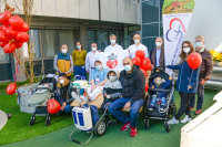 Den Eröffnungstag feierten gemeinsam (v.l.n.r.): Thilo Wende mit seiner Mutter Stephanie, Psychologe Matthias Lamers, Esther Mertins (Pflegedienstleitung), PD Dr. Kai Thorsten Laser (Oberarzt Kinderkardiologie), Ann-Christin Menke (Stellv. Leitung Pflege Kinderstation), Prof. Dr. Stephan Schubert (Direktor der Kinderkardiologie), Prof. Univ. Dr. Eugen Sandica (Direktor Kinderherzchirurgie und angeborene Herzfehler), Titularprof. Dr. Otto Foit und (außen) Bernhard Silaschi (Förderverein) sowie vorne Mikail Giffing mit Vater Haissam und Bryan Lukasz Czekalla mit seiner Mutter Victoria (Foto Marcel Mompour).