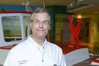 Prof. Dr. Stephan Schubert, Direktor der Klinik für Kinderkardiologie und angeborene Herzfehler am HDZ NRW, Bad Oeynhausen, ist als Studienleiter für das Forschungsprojekt des MYKKE-Registers zu kardialen Impfnebenwirkungen bei Kindern und Jugendlichen nach COVID-19-Impfung verantwortlich, das in Zusammenarbeit mit dem Paul-Ehrlich-Institut durchgeführt wird (Foto Marcel Mompour)