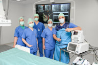 Deutschland-Premiere: Prof. Dr. Philipp Sommer und sein Team haben die Diamanttechnik im Herzkatheterlabor erfolgreich eingesetzt: (V.l.n.r.) Regina Ahrensmeyer, Ina Schildmeyer, Dr. Martin Braun, Marina Schubert und Prof. Sommer (Foto: Marcel Mompour).
