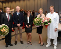 Glückwünsche im Hörsaal des Herz- und Diabeteszentrums NRW: (v.l.) Prof. Dr. Cornelius Knabbe (HDZ-Institut für Laboratoriums- und Transfusionsmedizin), Prof. Dr. Albrecht Bufe (Ruhr-Universität Bochum), Privatdozentin Dr. Tanja Vollmer, Dr. Karin Overlack (HDZ-Geschäftsführung), Prof. Dr. Jan Gummert (Ärztlicher Direktor HDZ) (Foto Armin Kühn).