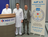 Die Oberärzte (v.l.) Dr. Franz Ruderich und Dr. Michael Hauber mit Friedhelm Möhlenbrock im Hörsaal des HDZ NRW (Foto Armin Kühn).