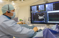 Prof. Dr. Philipp Sommer, Direktor der Klinik für Elektrophysiologie und Rhythmologie, an seinem neuen Arbeitsplatz im Herzkatheterlabor (HKL) Nummer Sechs (Foto Armin Kühn).