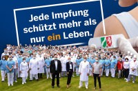 Einigkeit: 94 Prozent der Mitarbeitenden im HDZ NRW sind geimpft. Zum Gruppenfoto zur Unterstützung der NRW-Impfkampagne stellten sich (vorne v.l.) Thomas Fehnker (Stellv. Geschäftsführer), Geschäftsführerin Dr. Karin Overlack, Prof. Dr. Jan Gummert (Ärztlicher Direktor) und Pflegedirektor Christian Siegling gemeinsam mit Mitarbeiterinnen und Mitarbeitern aus allen Abteilungen des Klinikums (Foto Marcel Mompour).