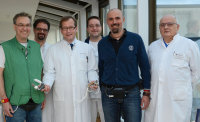 So sieht sie aus: Prof. Dr. Dieter Horstkotte (r.) und Oberarzt Dr. Werner Scholtz zeigen, wie die neue Klappe an den beiden Kunststoffringen auf dem Röntgenbild zu erkennen ist (Foto Armin Kühn).