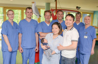 Ein kleiner Junge hat ein ganzes Spezialistenteam im HDZ NRW Bad Oeynhausen beschäftigt: Baby David mit seinen Eltern Nguyen Minh Hang und Anhtu Hoang wird von seinem Team aus dem Kinderherzkatheterlabor verabschiedet. V.l. Ulrike Huß, Andreas Neufeld, PD Dr. Andreas Koster, Klinikdirektor PD Dr. Matthias Peuster, Andrea Stork und Claudia Putzka (Foto Marcel Mompour).