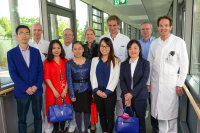 Kooperationspartnerschaft seit 2012, Gastgeber und Gäste v.l.n.r: Xiaogang Wu (Herzchirurg), Markus Rudloff (Leiter der Kardiotechnik), Liqin Xue (Kardiotechnik), Prof. Dr. Uwe Schirmer (Chefarzt Anästhesie), Yuhong Zhao (Intensivmedizin), Dr. Karin Overlack (HDZ NRW), Dolmetscherin Weifang Xu, Prof. Dr. Lothar Faber (HDZ-Kardiologie), Yunxia Wu (Pflege), Thomas Hanke (Pflegedienstleitung) und Prof. Dr. Stephan Ensminger (HDZ Herzchirurgie) (Foto Armin Kühn).